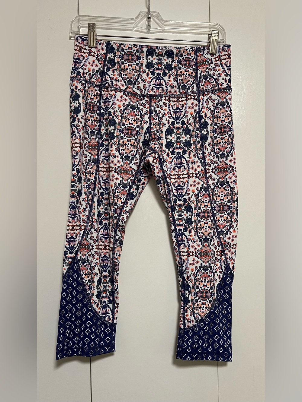 Apana Active Capri Leggings Size S Floral Geometric Tapestry White Blue Coral